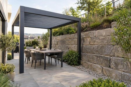 Kan en pergola placeras nära en stödmur?