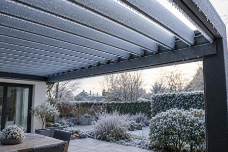 Frost i lamelltaket – när ska pergolataket lämnas orört?