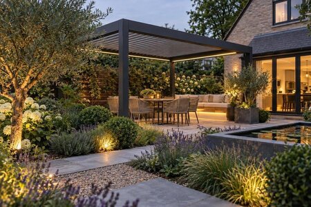 Forma ett omslutet trädgårdsrum med pergola