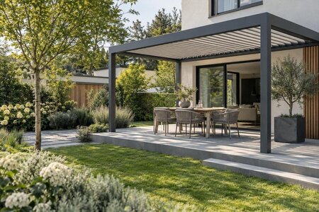 Pergola i minimalistisk trädgårdsdesign