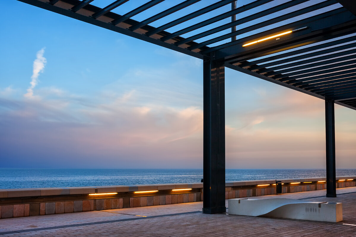 Pergola vid poolen: skugga, insynsskydd och modern stil